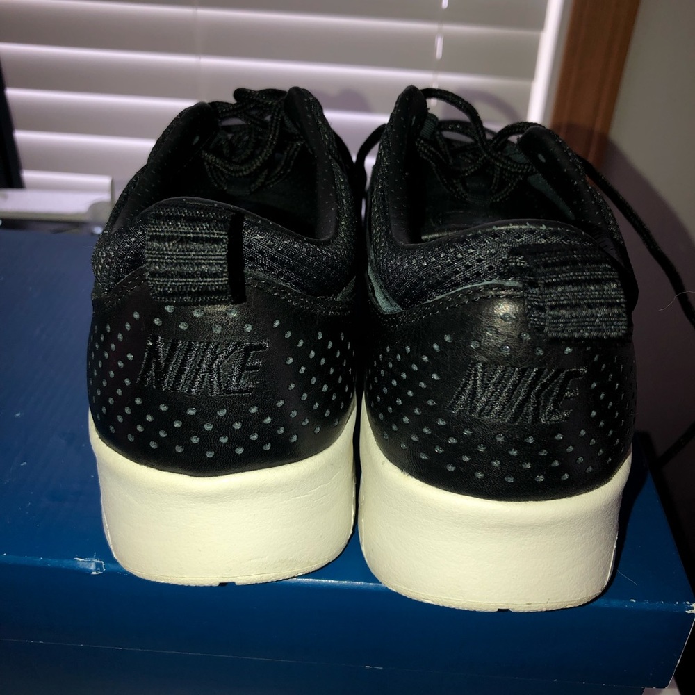 Ladies Nike good walking shoe - Picture 3 of 3